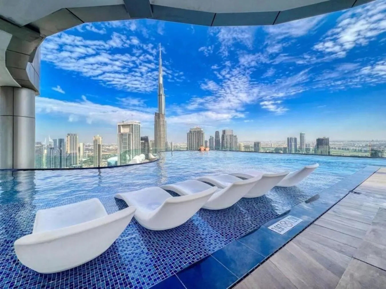 Paramount Hotel Residence Rooftop Infinity Pool Dubai Apartment